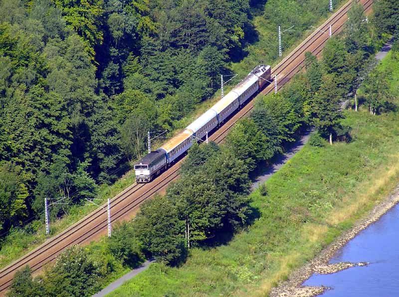 Der Elbe-Labe-Sprinter am 18.8.07 zwischen Krippen und Schmilka.
Fr die Dauer der Bauarbeiten in Bad Schandau als  Sandwich  mit BR 750 und BR 372 der CD unterwegs.
