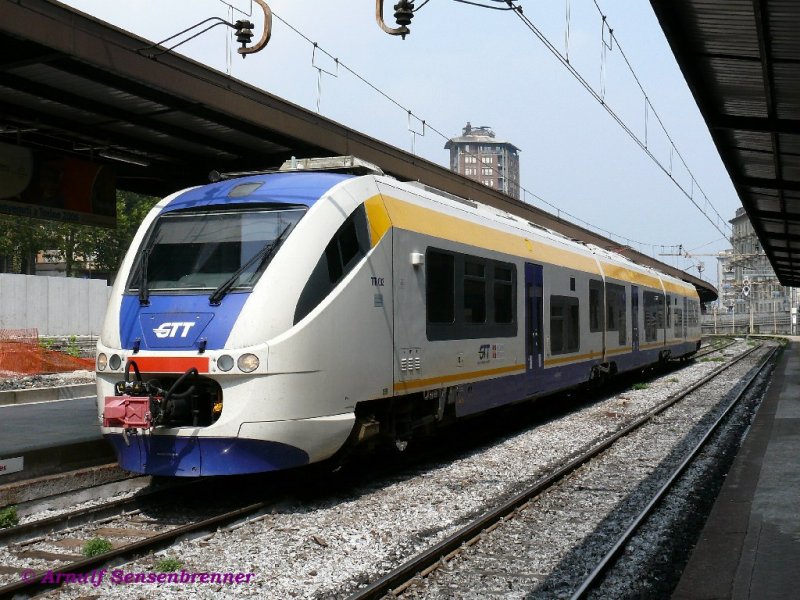 Der Elektrotriebwagen TTR003 = ALe501.803ST vom Typ Minuetto sonnt sich im Bahnhof Torino Porta-Susa. Er gehrt der GTT (Gruppo-Torinese-Trasporti) vormals SATTI, welche im Groraum Turin ttig ist.
30.08.2007