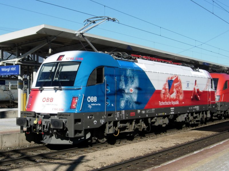 Der Em Taurus 1216 Tschechien fhrt gerade mit dem EC Transalpin in Wrgl ein. 09.02.08