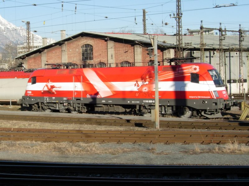 Der EM Taurus �sterreich steht abgestellt im Depot Innsbruck Hbf am 09.02.08. Ich sah die sch�nste EM Lok gerade in W�rgl mit einem Sonderzug aus Deutschen Autoreisewagen und ca. 5 City-Shuttle Wagen in W�rgl vorbeid�sen. Nach soforitgen Recherchen konnte der Zug einfach nur nach Innsbruck fahren. Ich versuchte mien Gl�ck, nahm den n�chsten EC nach Innsbruck und da stand er. Der EM Taurus �STERREICH.   Meine Bem�hungen hatten sich gelohnt