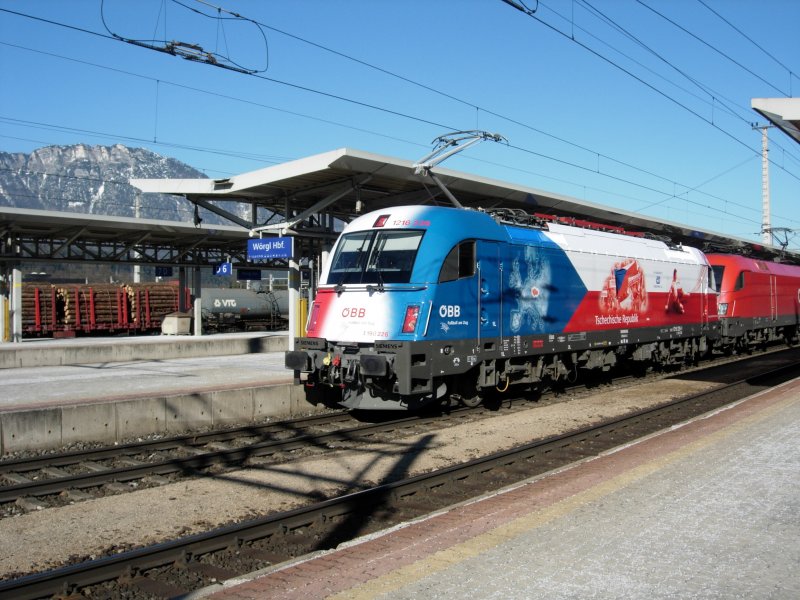 Der EM Taurus Tschechien BR 1216 der �BB f�hrt mit dem Transalpin nach Basel in W�rgl ein. Am 09.02.08