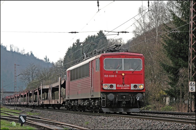 Der  Energiecontainer  155 038 ist bei Plettenberg mit dem CSQ 60061  AUDI-EXPRESS   von Emden VW zur�ck nach Ingolstadt Nord unterwegs. Leider war das Wetter zum Zeitpunkt nicht so gut.... (15.04.2008)
