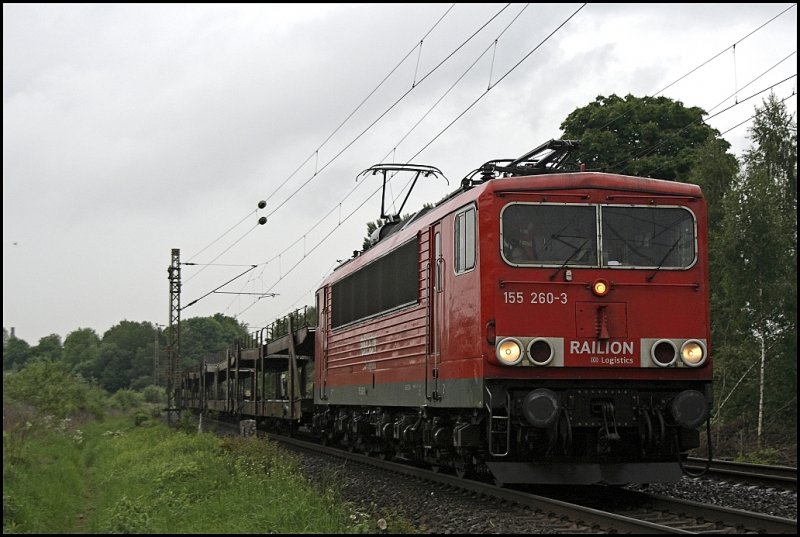 Der  Energiecontainer  155 260 ist am 15.05.2009 mit dem CSQ 60057(?)  AUDI-EXPRESS , Emden - Ingolstadt-Nord, bei Hohenlimburg untterwegs.