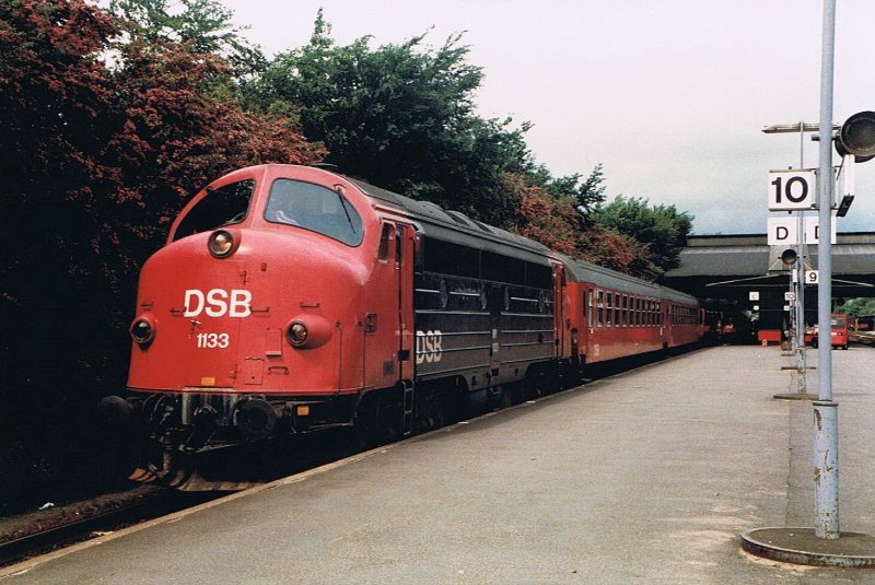 Der  Englaenderen  442 von Esbjerg ist mit der MY 1111 am 13. Juni 1984 in Fredericia eingetroffen, fr die Weiterfahrt Richtung Kopenhagen bernimmt die MY 1133 den Zug. 
(Gescanntes Foto) 