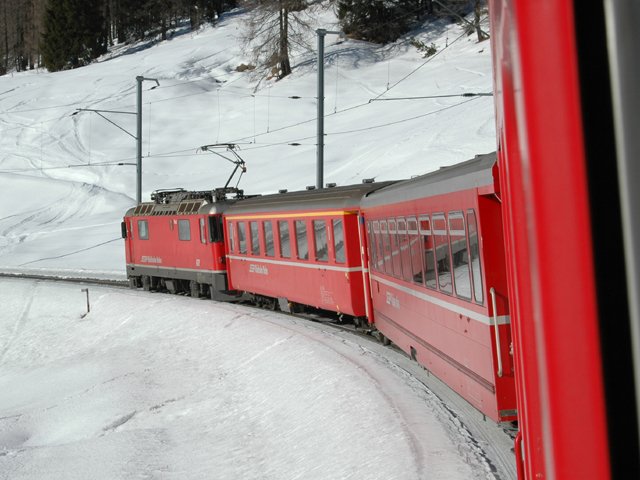 Der Entlastungszug Landquart-Davos Dorf-Davos Platz wegen des Spenglercups, welcher von der Ge 4/4 II 617  Ilanz  gezogen wird oberhalb von Davos Laret. Aufgenommen am 27.12.07
