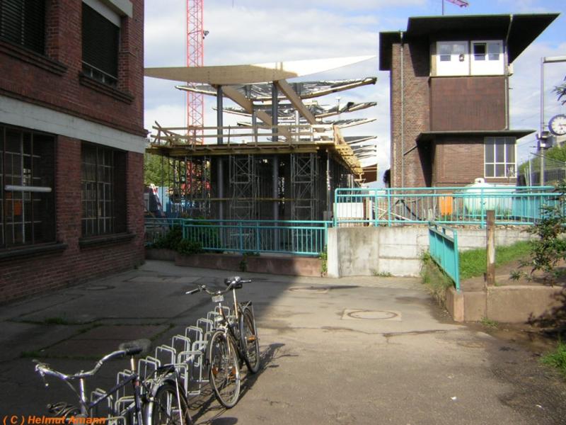 Der im Entstehen befindliche Bahnhofsneubau von Rsselsheim, Aufnahme am 08.05.2005 von der Seite des denkmalgeschtzten Stellwerks aus betrachtet.


