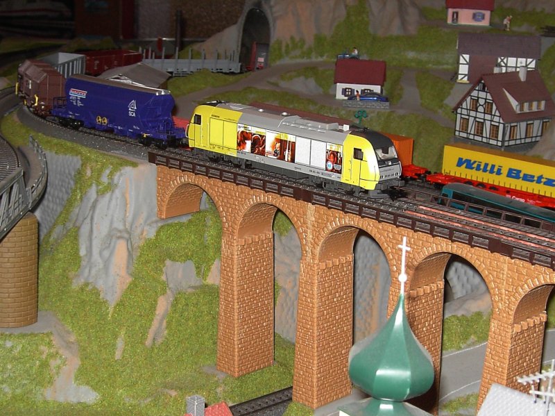 Der ER 20 001 mit einem Gterzug unterwegs auf der Gebirgsbahn. 