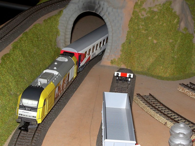 Der ER 20 001 mit dem ALEX bei der Westlichen Bahnhofseinfahrt.