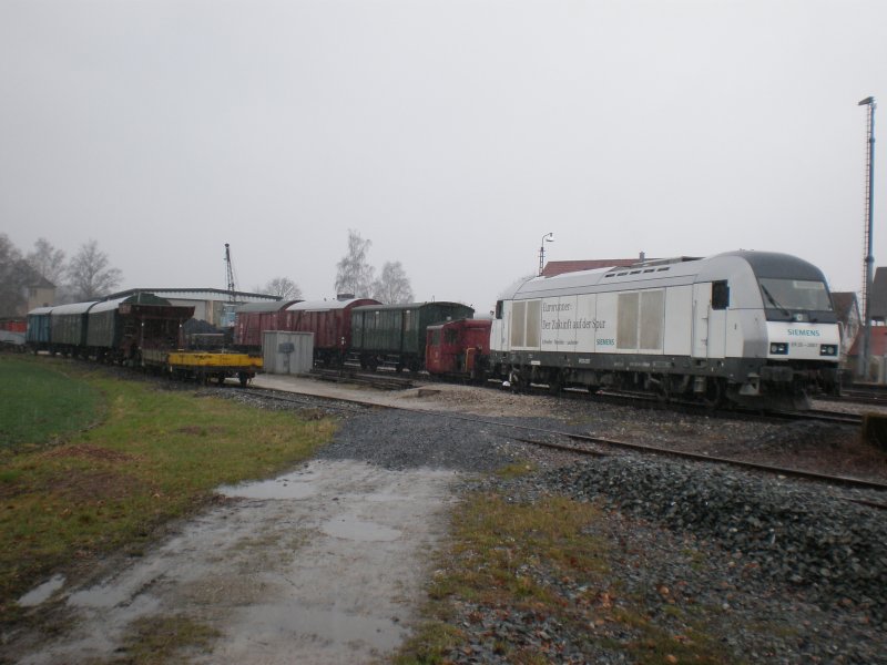 Der ER 20 rangiert bei schlechtem Wetter mit Regen und Schnee im Ebermannstdter Bahnhof herum