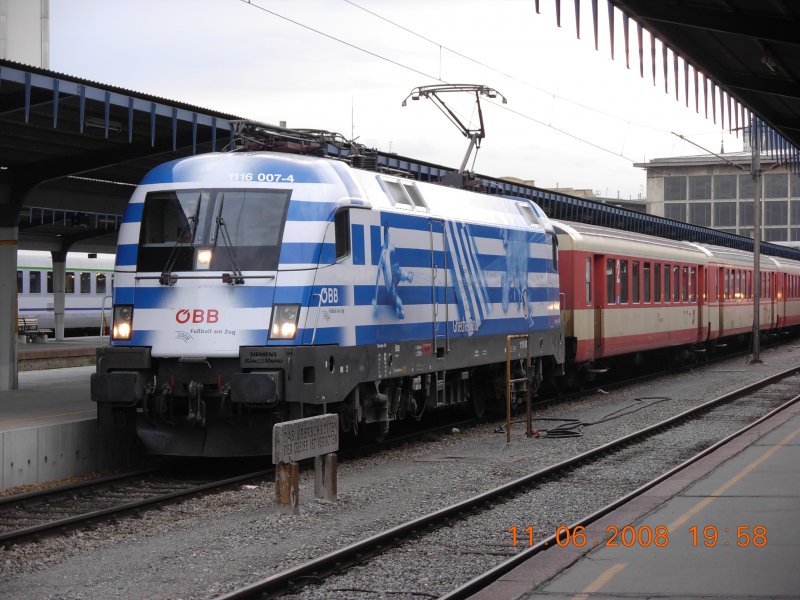 Der ER 9431 vom Ostbahnhof in die ungarische Stadt Gy�r wird h�ufig mit EM-Lokomotiven bespannt, so wie hier am 11.6.2008 mit dem Griechenland-Taurus 1116 007-4.