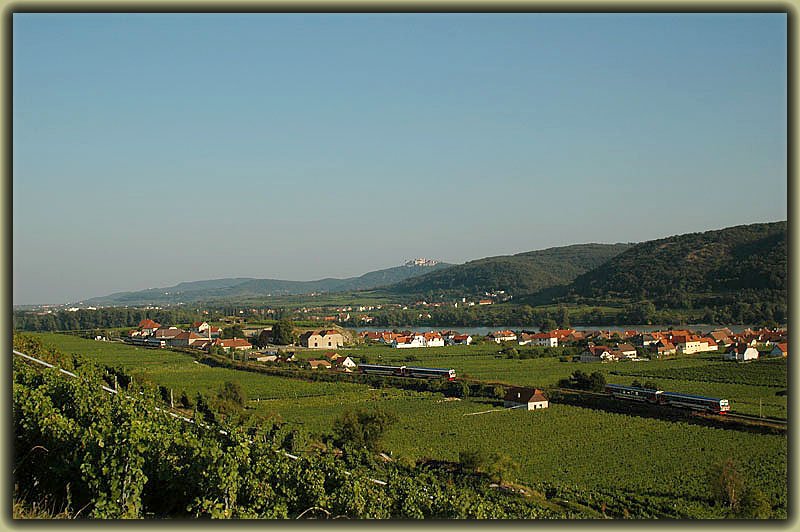 Der Erlebniszug Strudengau wird zur Zeit von zwei Triebwagen der Reihe 5047 bespannt. Die Bilder fr diese Fotomontage, mit Blick auf Unterloiben in der Wachau, entstanden am 24.9.2006. 