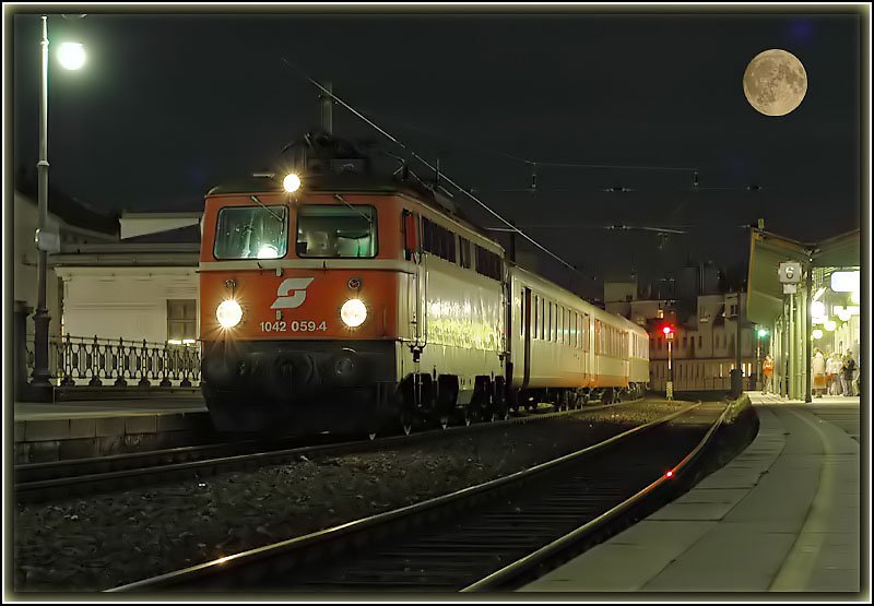 Der Erlebniszug Wachau, von 8. April bis 29. Oktober 2006 von Wien Sdbahnhof - Heiligenstadt - Krems an der Donau - Grein Bad Kreuzen - St. Valentin und zurck, unterwegs, am 20.10.2006 als E 6105 beim Halt in Wien Ottakring. Ich sollte vielleicht dazu sagen, dass an diesem Tag kein Vollmond war!!