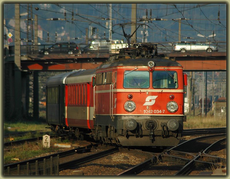 Der Erlebniszug Wachau am 25.9.2006. An diesem Tag bespannte ihn bis Krems a.d. Donau 1042 034. Ab Krems a.d. Donau bis Spitz und retour wird dieser Zug zur Zeit mit 2043.24 bespannt.