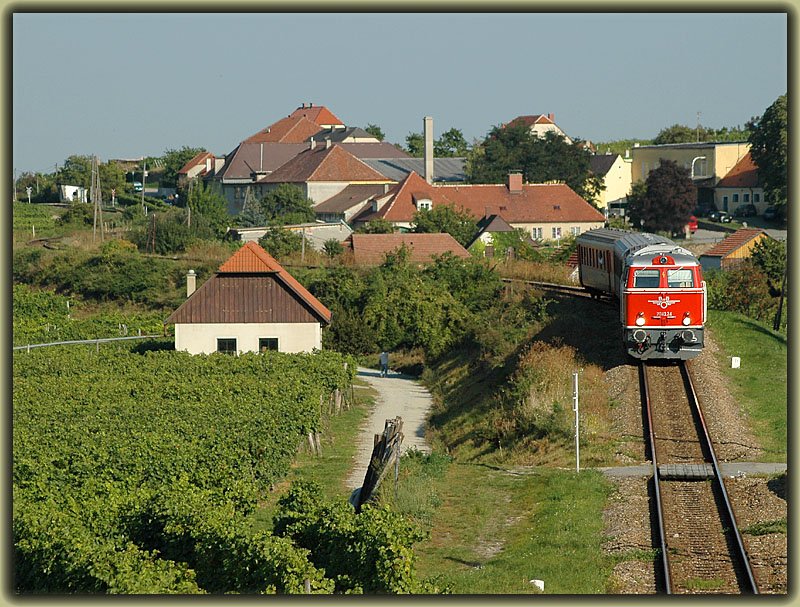 Der Erlebniszug Wachau bespannt am 24.9.2006 mit 2043.24 kurz nach der Ausfahrt aus Unterloiben Richtung Spitz an der Donau