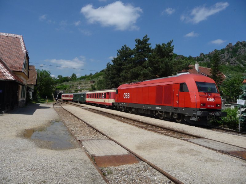 Der Erlebniszug  Wachau  (EZ1999) h�lt dieses Mal mit der 2016 071 in D�rnstein-Oberloiben. (17.05.09)