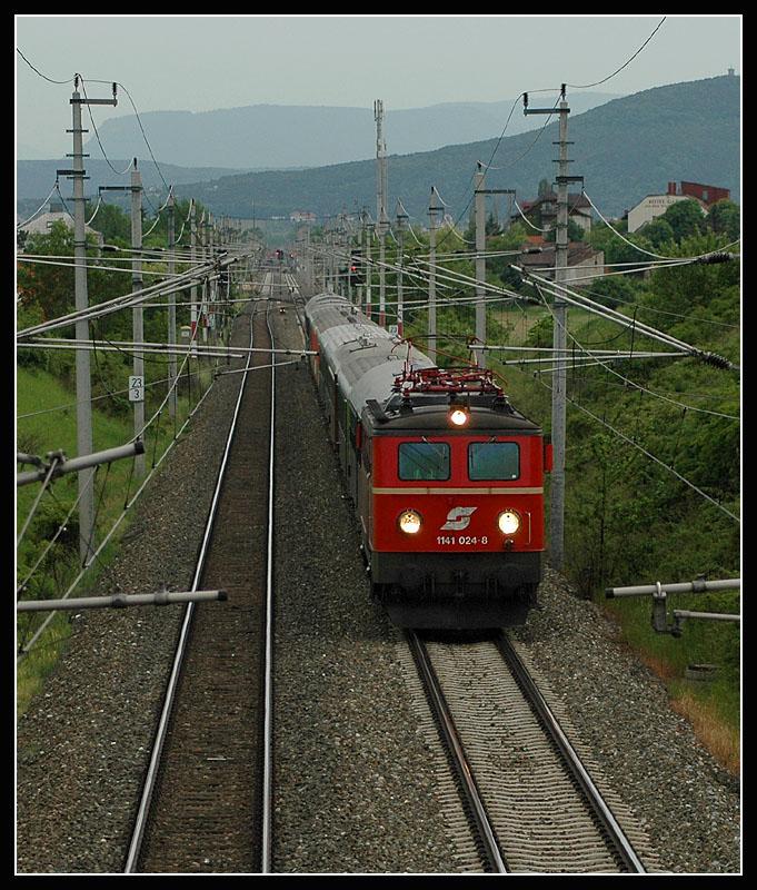 Der Erlebniszug Zauberberge bei seiner Rckfahrt nach Wien. Am 21.5.2006 wieder einmal mit 1141 024. Das Bild wurde kurz nach Pfaffsttten aufgenommen
