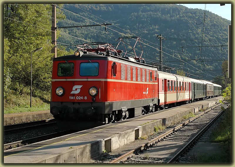 Der Erlebniszug Zauberberge mit seiner Stammlokomotive 1141 024 am 8.10.2006 bei der Durchfahrt in Schl�glm�hl.