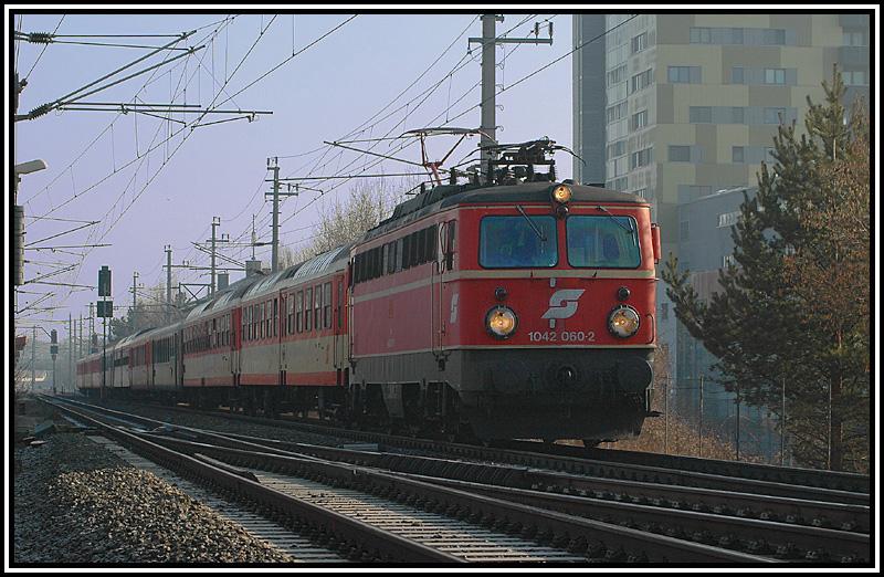Der Erlebniszug Zauberberge (Sa, So und Feiertage) von Wien nach Mrzzuschlag und retour, wird sehr oft von verschiedenen Maschinen bespannt. Am 19.3.2006 wurde fr diese Leistung 1042 060 herangezogen. Am Bild befindet sich der Zug als E 1955 kurz nach der Durchfahrt in Hetzendorf.