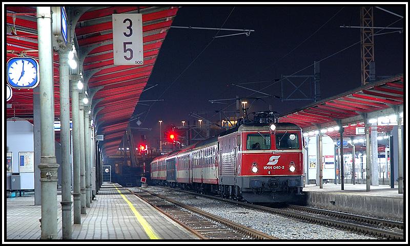 Der Erlebniszug Zauberberge  wird des fteren von verschiedenen Maschinen bespannt. Am 18.3.2006 wurde dieser Zug von der blutorangen 1044 040 bespannt. Die Aufnahme entstand am Abend bei der Ankunft in Wien-Meidling als E 1974 von Mrzzuschlag kommend.
Sie ist brigens die einzige 1044 in blutorange mit den kleinen Lftern am Dach.