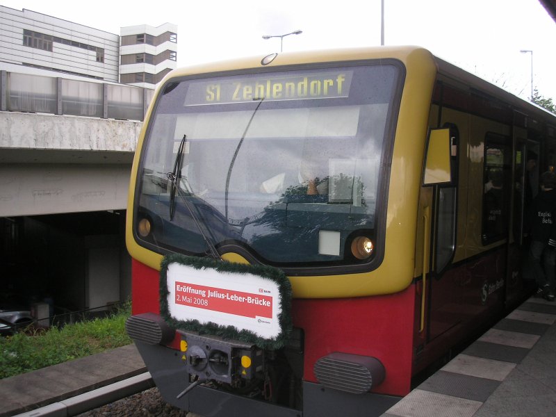 Der Er�ffnungszug der Berliner S-Bahn f�r den Bahnhof * Julius-Leber Br�cke* am 02.05.2008 im Bahnhof Rathaus Steglitz!