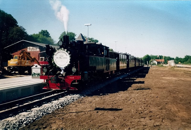 Der Erffnungszug zur Erffnung des Dreischienengleises am Gemeinschaftsbahnsteig in Putbus am 28.Mai 1999.