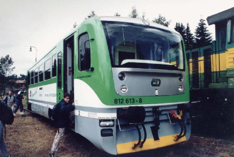 Der erste und bisher einzige Triebwagen der BR 812 ist durch eine Modernisierung aus der BR 810 entstanden. Korenov, 29.6.2002