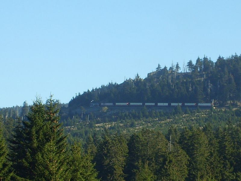 Der erste Brockenzug des Tages hat mit ein wenig Versptung die Ausweichstelle Goetheweg  link  liegen gelassen.
Ein Sehr Toles Bild wie ich finde, denn hier sieht man auch mal die Steigung der Strecke! 15-Oktober-2007 