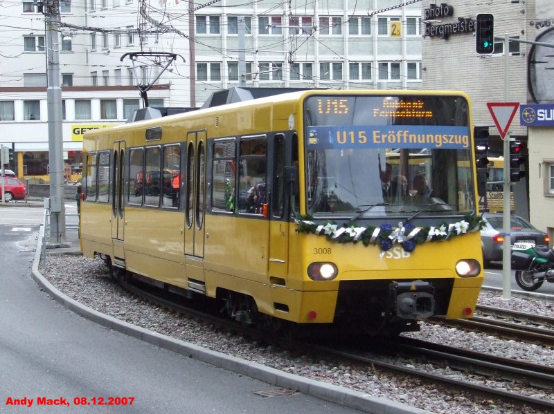 Der erste DT-8 Triebzug der SSB folgte beim feierlichen Zugkonvoi zur Umstellung der Linie 15 (zur U15) den beiden alten SSB Triebzgen, die den Konvoi in Richtung Ruhbank anfhrten. Schn geschmckt und voll von geladenen Fahrgsten... (08.12.2007)