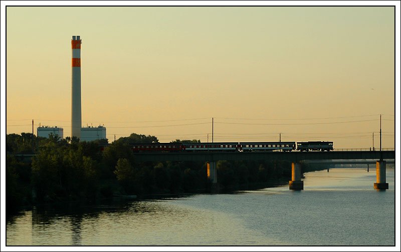 Der erste EuRegio aus Bratislava, ER 2507, mit dem Sonnenaufgang im Rcken bei der Querung der Neuen Donau in der Wiener Lobau am 26.8.2007.