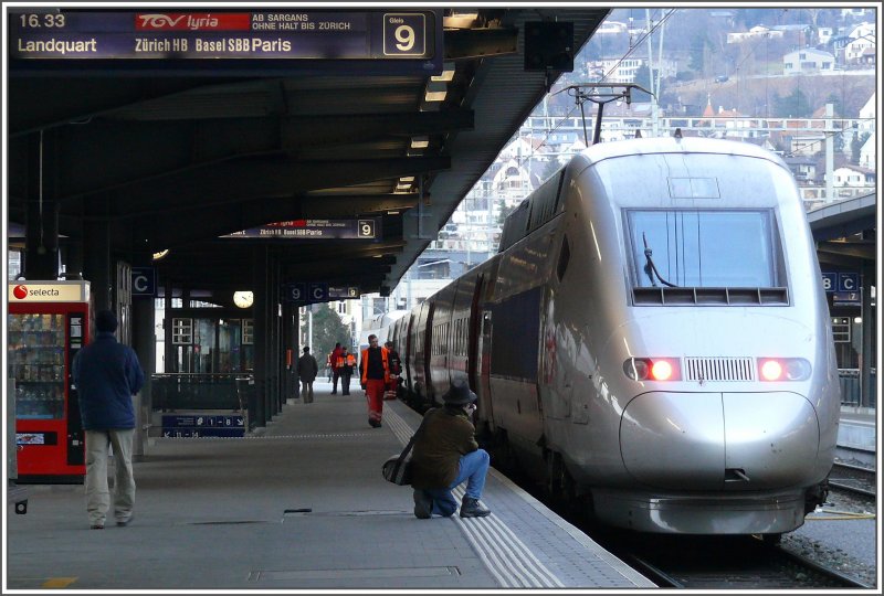 Der erste fahrplanmssige TGV in Chur zieht die Aufmerksamkeit auf sich und das ganz speziell bei den Eisenbahnfotografen. (15.12.2007)