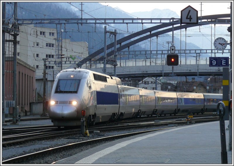 Der erste fahrplanm�ssige TGV Lyria nach Paris-Est macht sich f�r die Abfahrt ab Chur um 16.33 Uhr bereit. (15.12.2007)