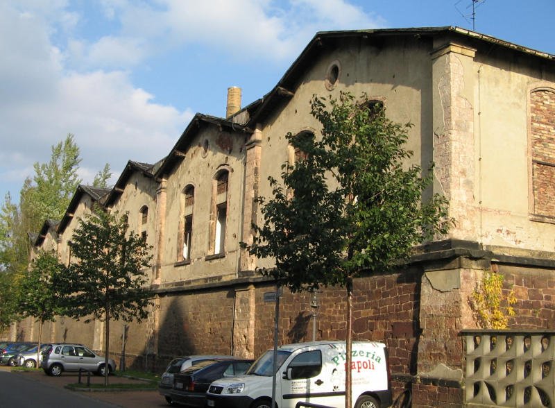 Der erste gro�e Chemnitzer Lokschuppen wurde 1858 mit einer mittig gelegenen Schiebeb�hne erbaut. Hier die Ansicht von der Lerchenstra�e. Der hintere Teil ist bereits abgerissen oder irgendwann von alleine zusammengebrochen. 16.10.07