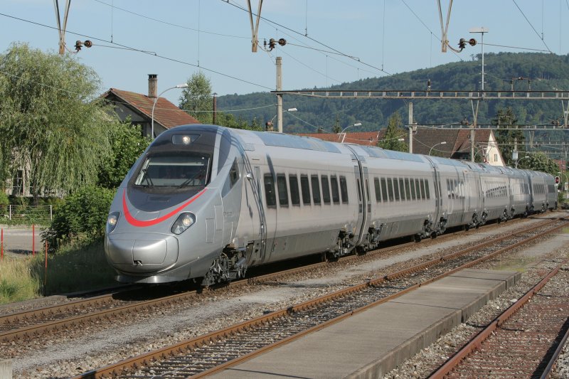 Der erste Neigezug der 2.ten Generation, der ETR 610.001 (von Alstom fr Cisalpino) ist zur Zeit auf Testfahrten in der Schweiz unterwegs. Heute abend rauschte er durch den Bhf. Bad Zurzach/AG auf dem Weg von Winterthur nach Basel  (31.7.2007) 