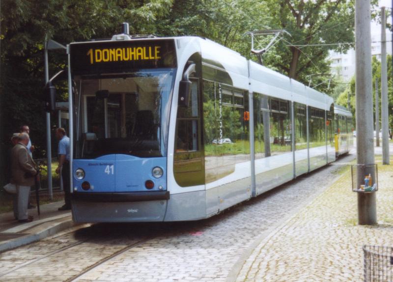 Der erste neue Ulmer Triebwagen vom Typ  Siemens Combino  am 3. Juli 2003 bei der Endhaltestelle  Donauhalle . Dahinter ein alter Triebwagen vom Typ  GT 4  der Maschinenfabrik Esslingen. Diese  alten Mhlen  werden nun nach und nach aus dem Betrieb genommen werden.
