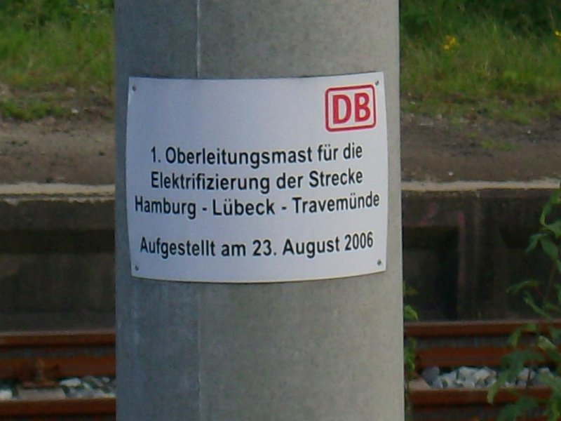 Der erste Oberleitungsmast f�r die Elektrifizierung der Strecke Hamburg - L�beck - Travem�nde imBahnhof von Bad Oldesloe auf Gleis 3.