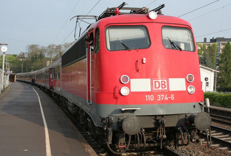 Der erste RE9 am Sonntag Morgen verkehrt noch planmig mit 10er, hier die 110 374-6 auf dem Weg nach Kln Messe/Deutz am 26.04.2009 in Eschweiler