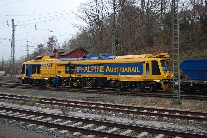 Der erste Schienenfr�szug �sterreichs,a uf deutschen Schienen. Kreiensen 21.12.2008
