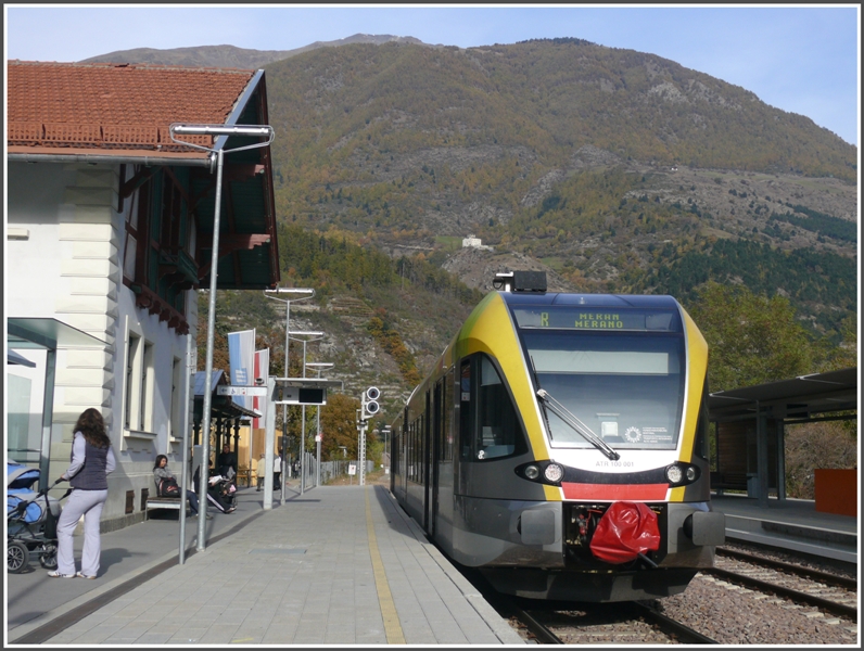 Der erste Stadler GTW auf der Vinschgerbahn ATR 100 001 in Schlanders/Silandro. (29.10.2009)