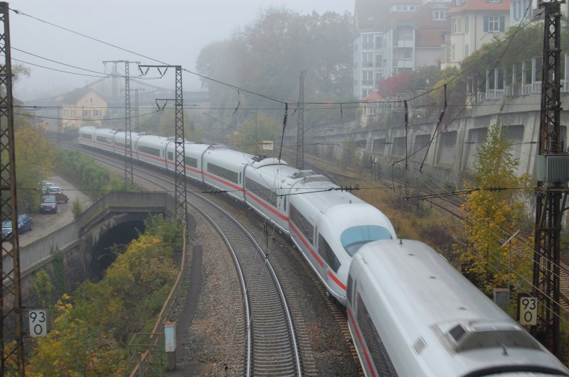 Der erste Teil des Zuges in voller Lnge berquert die Brcke ber eine Nebenbahn. Ulm, den 19.10.09