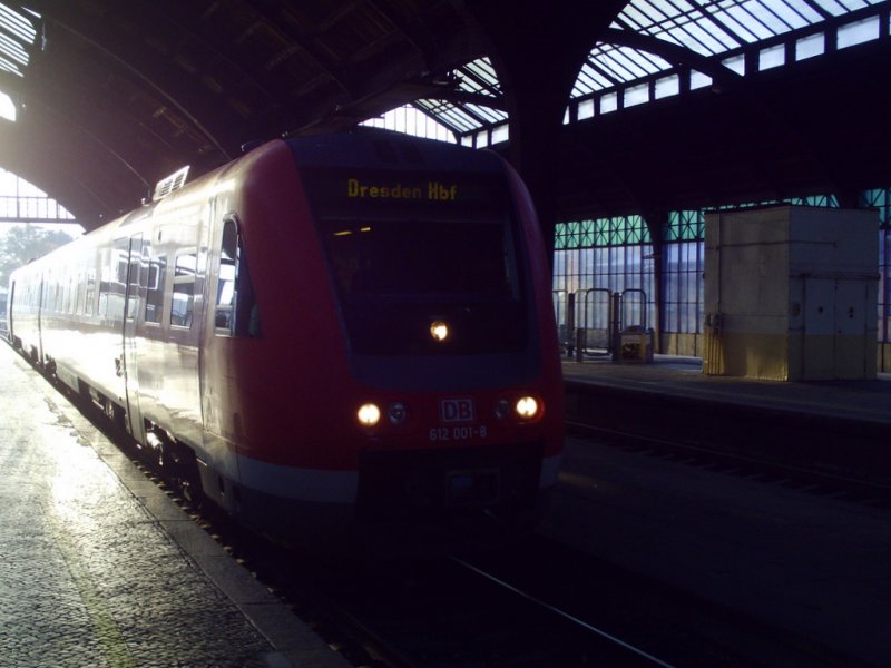 Der erste VT612 in Form von 612 001-8 zu Gast in Grlitz.
Hier am Morgen des 04.10.2008 mit RE17002 nach Dresden Hbf.