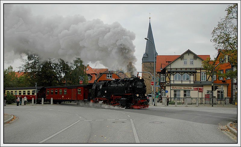 Der erste Zug auf den Brocken am 9.10.2007 wurde von 99 7243 bespannt. Die Aufnahme zeigt 8931 bei der Ausfahrt aus Wernigerode Westerntor. So nebenbei ein Tipp: Bei Sonnenschein sollte man diese Ausfahrt bei der Station Westerntor unbedingt am Nachmittag fotografieren, denn da liegt die Stelle im sch�nsten Licht. Man kann sich dann problemlos auf die Stra�e stellen, den ober mir befindet sich in diesem Fall die rote Lichtzeichenanlage der Bahn.