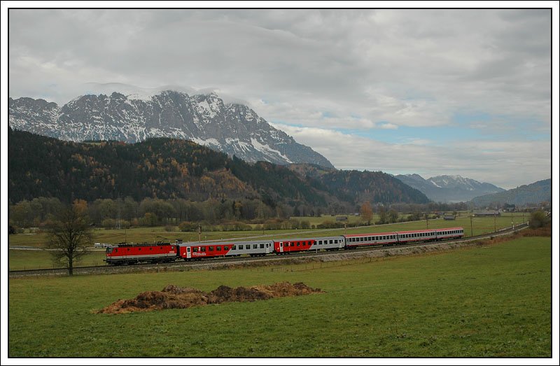 Der erste Zug, der mir am 2.11.2007 vor die Linse gekommen ist, war IC 512  Hotel IBIS  von Graz nach Innsbruck. Die Aufnahme entstand zwischen blarn und Stein an der Enns mit dem Grimming im Hintergrund. Das Wetter pate heute gut zur Berzeichnung dieses Berges.