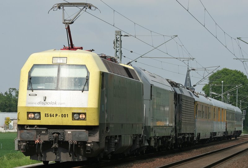 der von ES 64 P-001 gezogene Messzug pendelte zwischen Herzogenrath und Mnchengladbach, hier aufgenommen mit einer BR 127, 189 und ER 20, die zwei Messwagen sowie einen Rheingold und einen IC-Wagen mitzogen, aufgenommen in Geilenkirchen am 13.05.2009