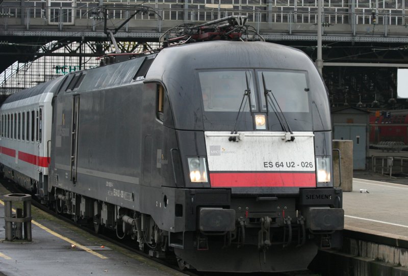 Der ES 64 U2 - 024 / 182 026-5 mit IC in Köln HBF am 23.12.2008