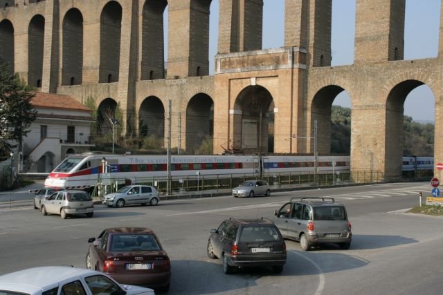Der ES 9353 von Roma Termini nach Lecce vor dem Acquedotto Carolino. Interessant ist auch die italienische Art vor dem Bahnuebergang zu warten; 23.02.2008