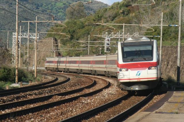 Der ES 9371 fhrt auf dem Weg von Roma Termini nach Reggio di Calabria die Rampe hoch in die Berge von Cilento. Torchirara, 09.12.2007