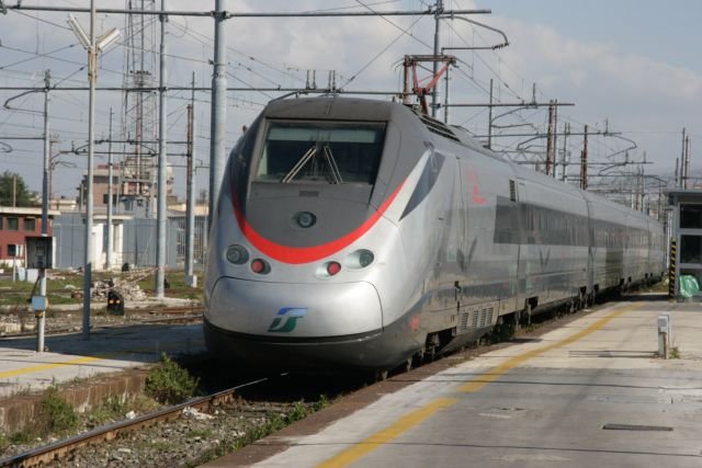 Der ES Italia AV 9444 setzt sich in Napoli Centrale in Bewegung. Mit Zwischenstops in Roma, Firenze und Bologna wird er nach einer Fahrzeit von 6 Stunden und 12 Minuten sein Fahrziel, Milano Centrale, erreicht haben; 16.02.2008