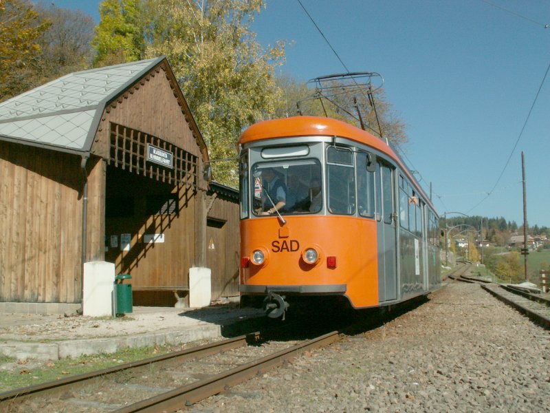 Der Esslinger Triebwagen Bj.1958 mit der Bez.END oder  Der Deutsche  in Maria Himmelfahrt.Er fhrt abwechslungsweise mit den beiden 4 achsern Nr.2 Bj.1908 und Nr.105 Bj.1910 (Alioth)im tglichen Regelverkehr.16.10.07
