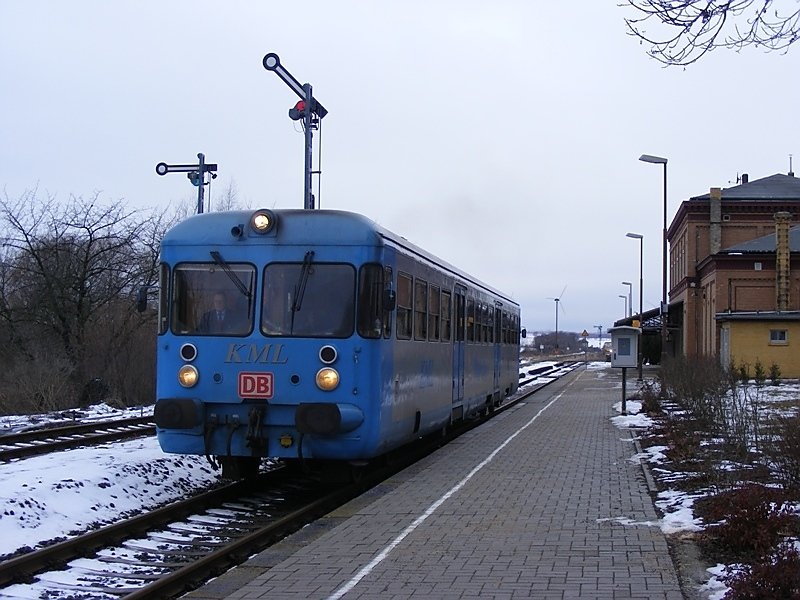 Der Esslinger Triebwagen der Kreisbahn Mansfelder Land als RB 25854 nach Wippra am 20.2.2009 bei der Ausfahrt aus Klostermansfeld.