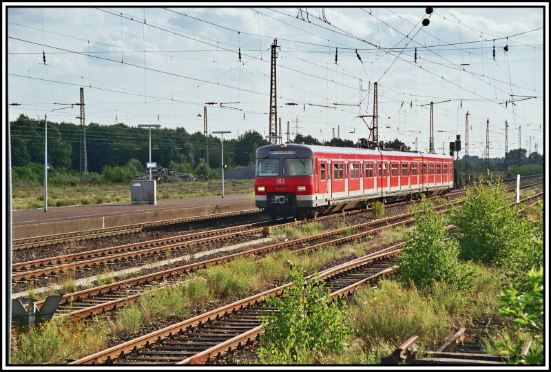 Der Essner 420 347 rollt als S9 von Wuppertal ber Wuppertal-Vohwinkel in den Endbahnhof Haltern am See ein.